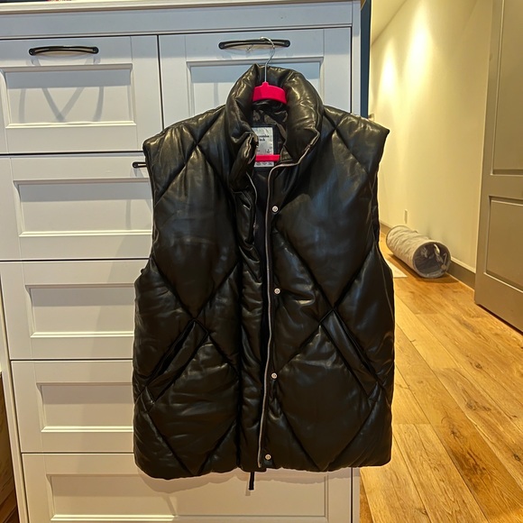 Abercrombie Black Quilted Puffer Vest - Picture 2 of 4